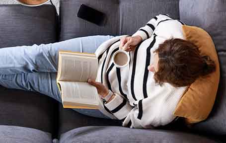 Chica leyendo un libro