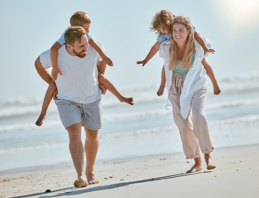 Una familia disfrutando de la playa