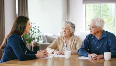 Personas mayores hablando con un asesor